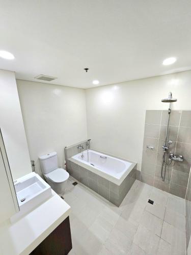 Ένα μπάνιο στο The Loft Pico de Loro