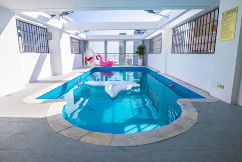 ニャチャンにあるMoonlight Nha Trang Hotelの青い水の建物内の大型スイミングプール