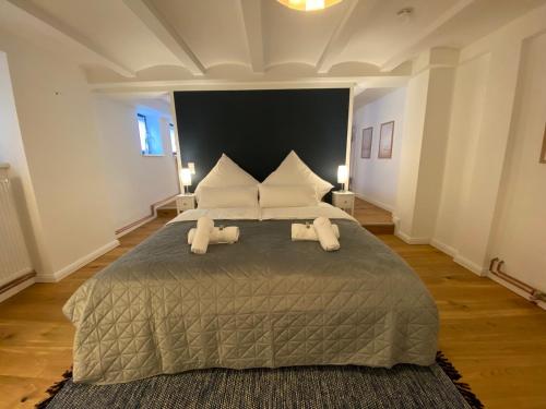 a bedroom with a large bed with two pillows at Stilvolle Stadtwohnungen Bremen I Komfort & Charme in Bremen