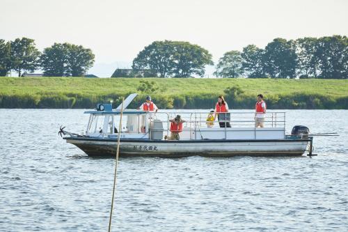 a group of people on a boat in the water at TEMPLESTAY ZENSŌ in Chiyodamachi