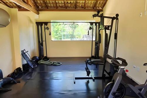 a gym with cardio equipment in a room at Aconchegante Flat B308 - Refúgio no Aldeia das Águas in Barra do Piraí