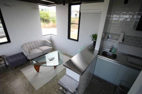 een woonkamer met een bank en een tafel bij vebora eternity in Bora