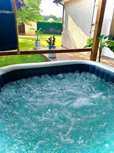 - une piscine d'eau dans l'arrière-cour dans l'établissement Maison, chaleur, chaleureuse au calme et spa, à Varetz