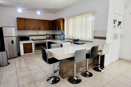 a kitchen with a white table and chairs in it at Departamento centrico - con todos los servicios - Facturamos in Durango