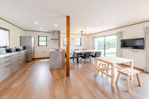 a kitchen and dining room with a table and chairs at 三浦海岸 SealightVilla A棟 in Miura