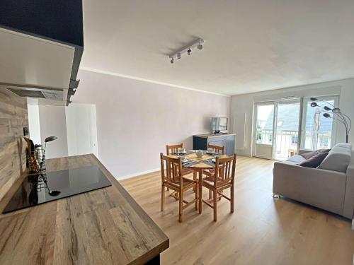 un salon avec une table et un canapé dans l'établissement Studio Cabine Épuré Proche Plage et Commerces à Berck - FR-1-646-77, à Berck-sur-Mer