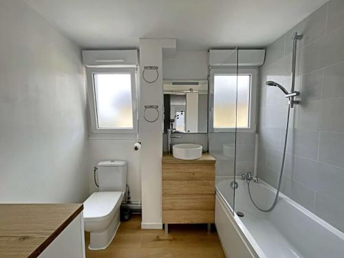 une salle de bain avec toilettes, lavabo et douche dans l'établissement Studio Cabine Épuré Proche Plage et Commerces à Berck - FR-1-646-77, à Berck-sur-Mer