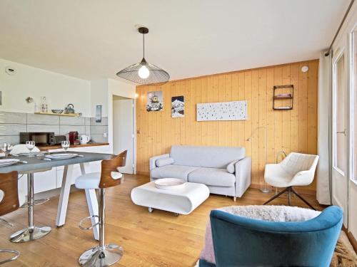 un salon avec un canapé et une table dans l'établissement Appartement familial à Morel, proche des pistes, avec balcon ouest, wifi gratuit et conciergerie - FR-1-613-96, à Les Allues