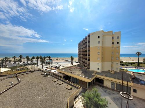 une vue d'un hôtel et de la plage dans l'établissement Canet-en-Roussillon T2 Moderne - Climatisation - Parking privé - Plage à 2 pas! - FR-1-794-155, à Canet