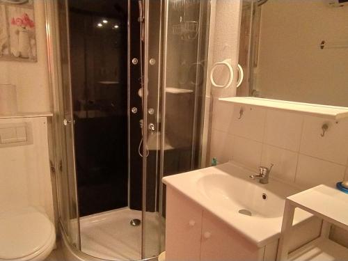une salle de bain avec douche et lavabo dans l'établissement Appartement 2P 4 Pers, à 500m Plage, Parking, WIFI, Petits Animaux OK - FR-1-776-107, à Argelès-sur-Mer