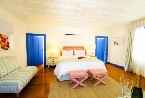 a bedroom with a large bed and a couch at Hotel Solar do Arco in Cabo Frio