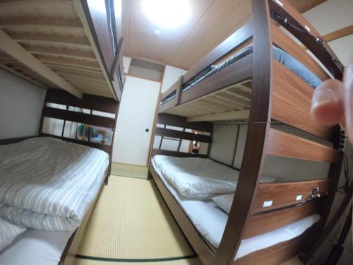 a bunk bed room with two beds in it at kotobuki504condotel in Imai-kamichō