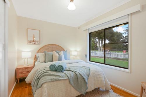 En eller flere senge i et værelse på Cowes Cottage Phillip Island