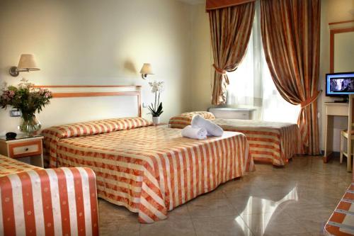 Łóżko lub łóżka w pokoju w obiekcie Hotel Regit