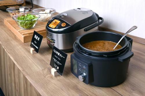 a slow cooker and a pot of food on a counter at washingtonR&B Hotel Sendai Higashiguchi in Sendai