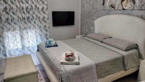 una camera con letto e TV a parete di Casa Stella a Palermo