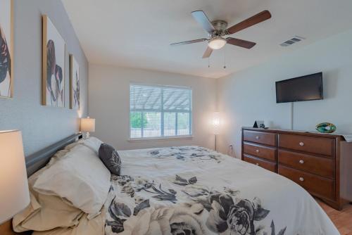 a bedroom with a bed and a ceiling fan at Luxury 6br Home, Game Room By Lackland & Seaworld in San Antonio
