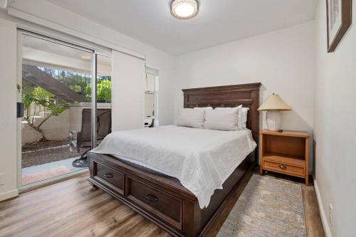 a bedroom with a large bed and a window at 6 Bed 4 Bath Condo in Waikoloa Village in Waikoloa Village