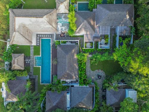 ウブドにあるSuga Estate - Rice Field View Villasのプール付きの家の航空写真
