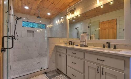 y baño con ducha, 2 lavabos y ducha en Chalet Blue Ridge, en Blue Ridge