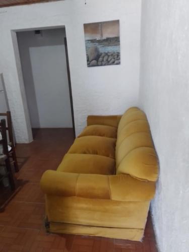ein braunes Ledersofa in einem Zimmer in der Unterkunft Posada en la Playa in Barra del Chuy