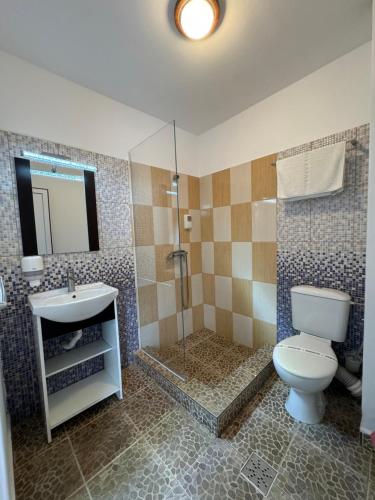 un bagno con wc, doccia e lavandino di Babylonia Resort a Costinesti