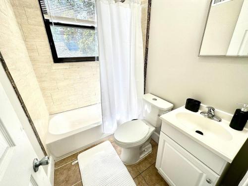 Un baño con inodoro, lavabo y ducha. en Lennox B401 Peaceful & Perfect Studio Apt, en Filadelfia