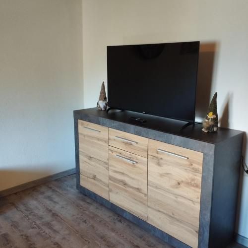 ein Entertainment-Center mit einem Flachbild-TV darüber in der Unterkunft Panoramablick Line in Winklern