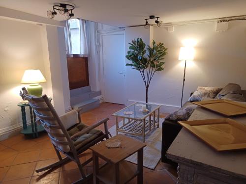 un salon avec un canapé et une table dans l'établissement Apartment St Rémy-lès-Chevreuse 5 min walk RER B, à Saint-Rémy-lès-Chevreuse