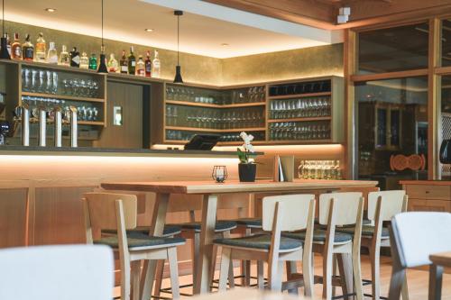 a bar with a wooden table and chairs at Hotel Gertraud in Solda