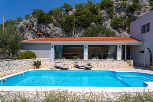 Villa Pasika with private 31m2 pool, summer kitchen with BBQ, 4 bedrooms