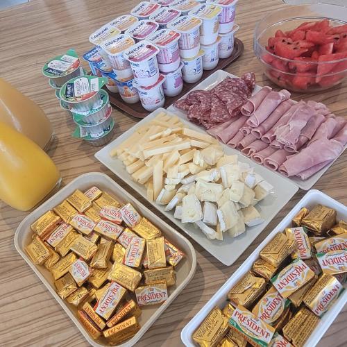 a table topped with trays of different types of food at KYRIAD ORANGE Centre Ville - HOTEL & RESTAURANT & BAR - La Galerie d'Art des Princes - Provence Alpes Côte d'Azur - France - Proche A7-A9 - exit21- Châteauneuf-du-Pape Avignon Bollene Nimes - 24h-24h in Orange