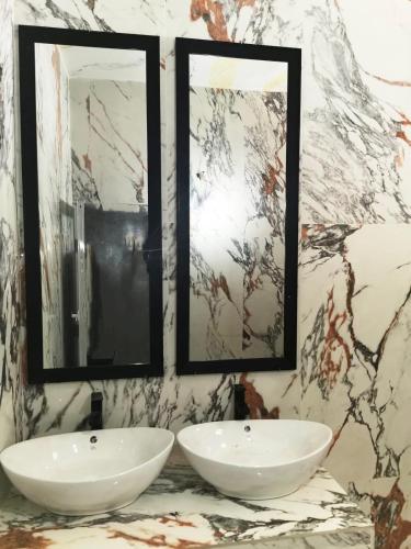 Ένα μπάνιο στο Magnifique appartement Ain Turk