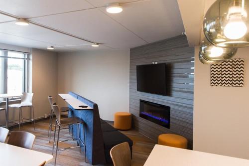 TV a/nebo společenská místnost v ubytování Huge 2br Apt Next To Wells Fargo -freeparking!