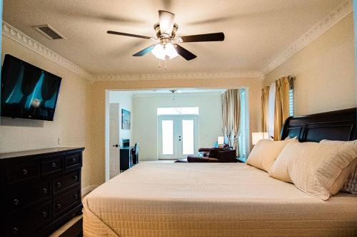 Postel nebo postele na pokoji v ubytování Lake Hamilton VI - Pool and Backyard Oasis