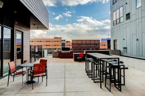 Posezení v ubytování Dwntwn 1br Haven - Hot Tub!