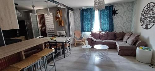 un salon avec un canapé et une table dans l'établissement Ideal famille, à Annecy