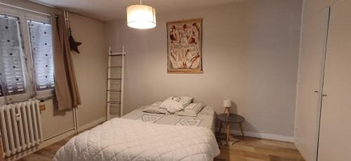 - une petite chambre avec un lit et une lampe dans l'établissement Ideal famille, à Annecy