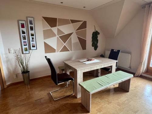 a dining room with a table and a bench at Ferienwohnung Dörfler in Hollfeld