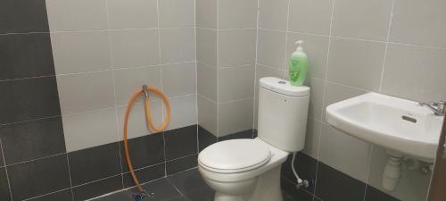 a bathroom with a toilet and a sink at Inaz Homestay Alor Setar in Kampong Masjid