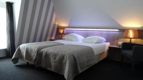 Кровать или кровати в номере Hotel Café Restaurant De Posthoorn