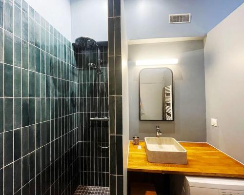 une salle de bain avec un lavabo et un miroir dans l'établissement Cœur Du Marais - Grand appartement 2 chambres, à Paris