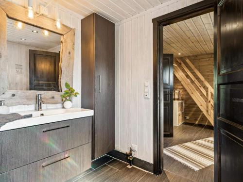 une salle de bain avec un lavabo et un miroir dans l'établissement 4 star holiday home in Storsteinnes, à Rundhaug