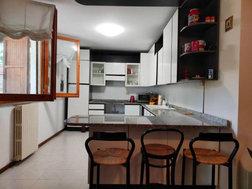 Η κουζίνα ή μικρή κουζίνα στο Villa Vittorio a 4km dal mare