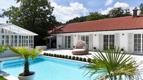 Swimmingpoolen hos eller tæt på Luxus Bungalow mit Pool im Chiemgau