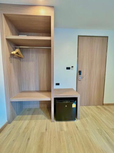 a room with a closet with a desk and a door at เวลโกรว์ โฮเทล - Wellgrow Hotel in Ban Bang Kha