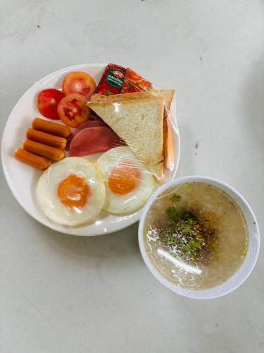 The Good View Erawan Resort في Tha Kradan: طبق من البيض والخبز ووعاء من الحساء