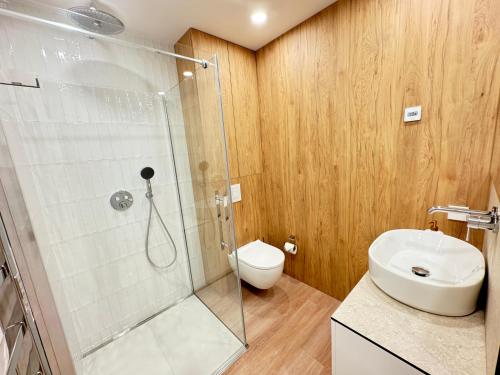 ein Badezimmer mit Dusche, Toilette und Waschbecken in der Unterkunft Nauji apartamentai Palangoje Nemirsetos parke in Palanga