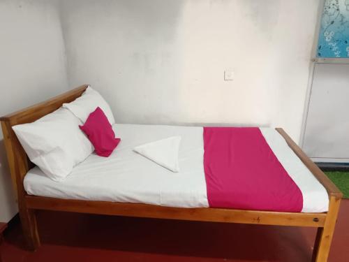 Postel nebo postele na pokoji v ubytování NR Villa Nilaveli