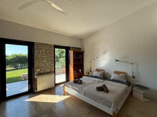 Ένα ή περισσότερα κρεβάτια σε δωμάτιο στο Olive Tree Garden Villa